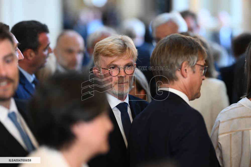 French Government Collapses as MPs Vote to Oust PM - Paris