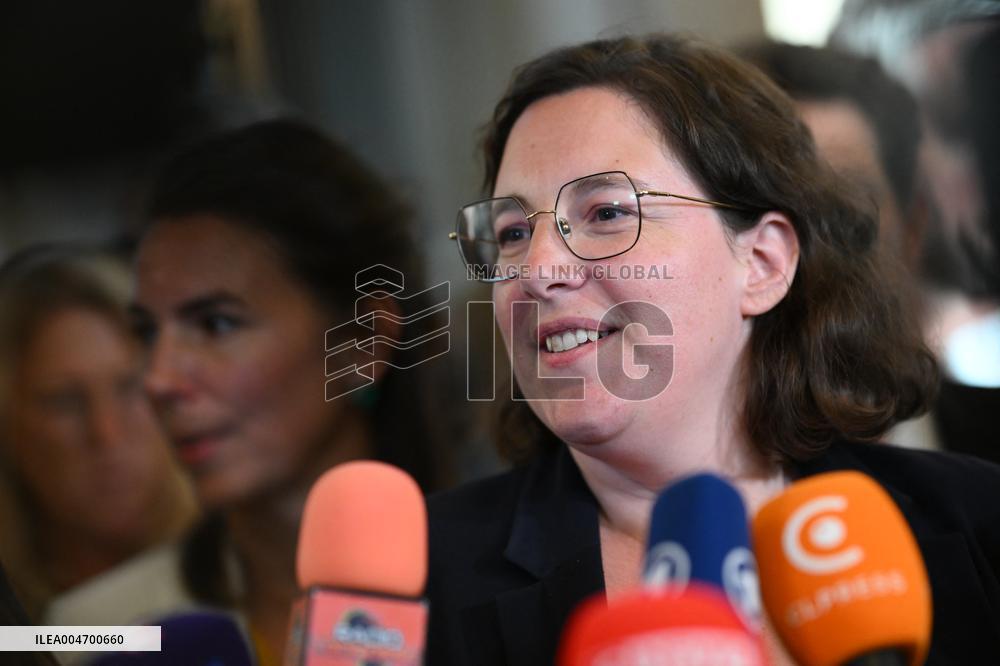 French Government Collapses as MPs Vote to Oust PM - Paris