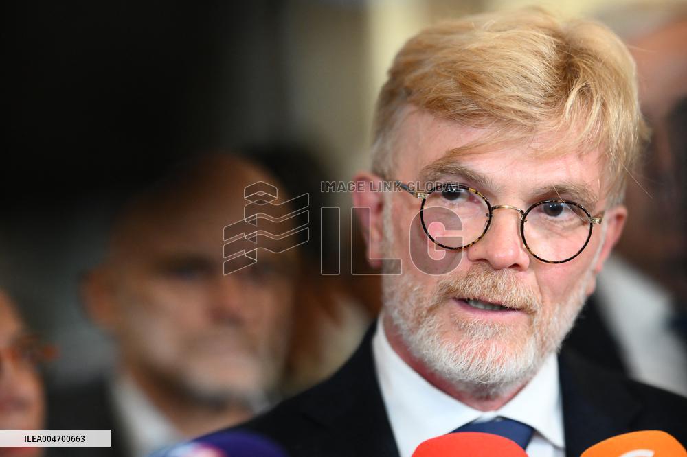 French Government Collapses as MPs Vote to Oust PM - Paris