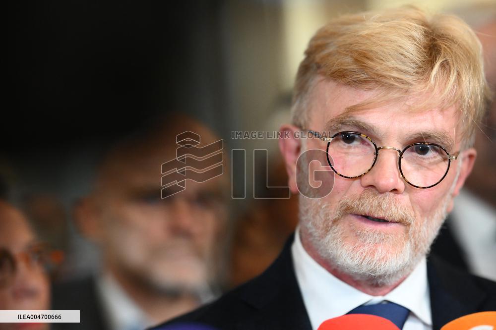 French Government Collapses as MPs Vote to Oust PM - Paris