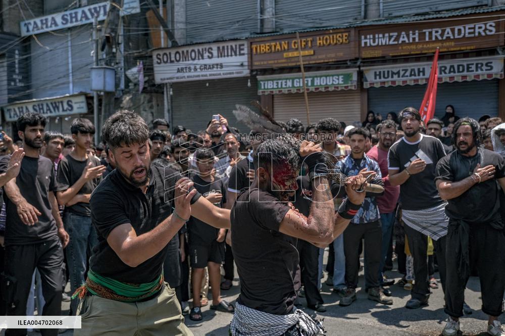 Kashmiri Shiites Mark Muharram Mourning - India