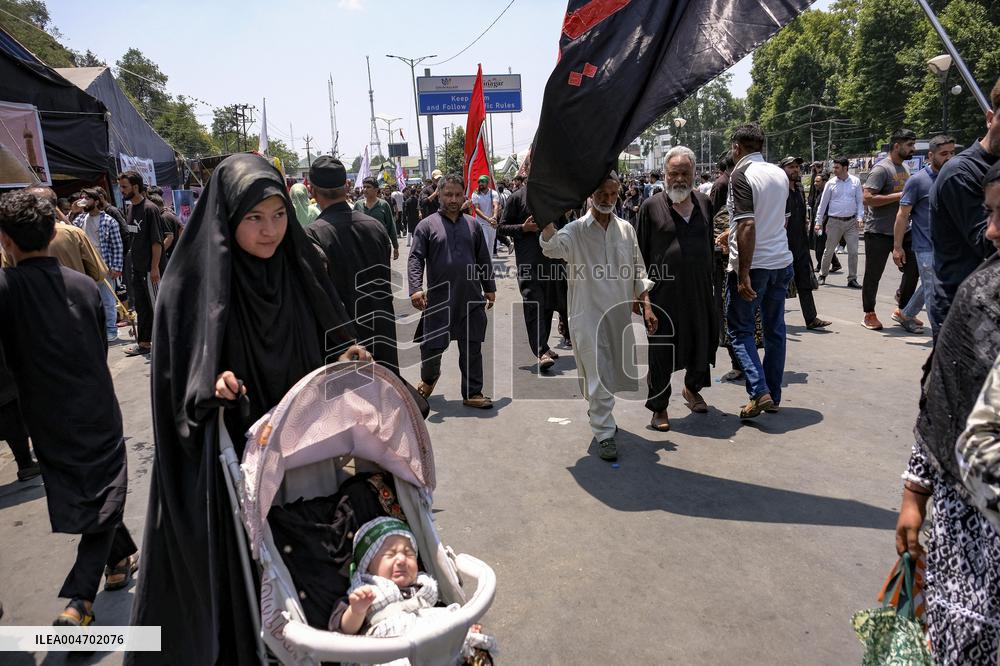 Kashmiri Shiites Mark Muharram Mourning - India