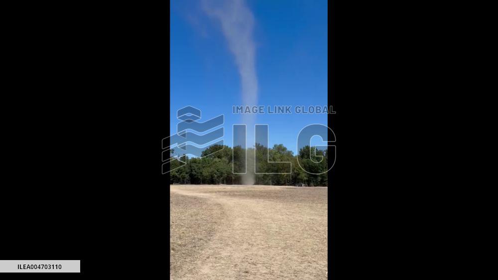 US: Dust Devil Appears Out of Nowhere in Jefferson County, Illinois