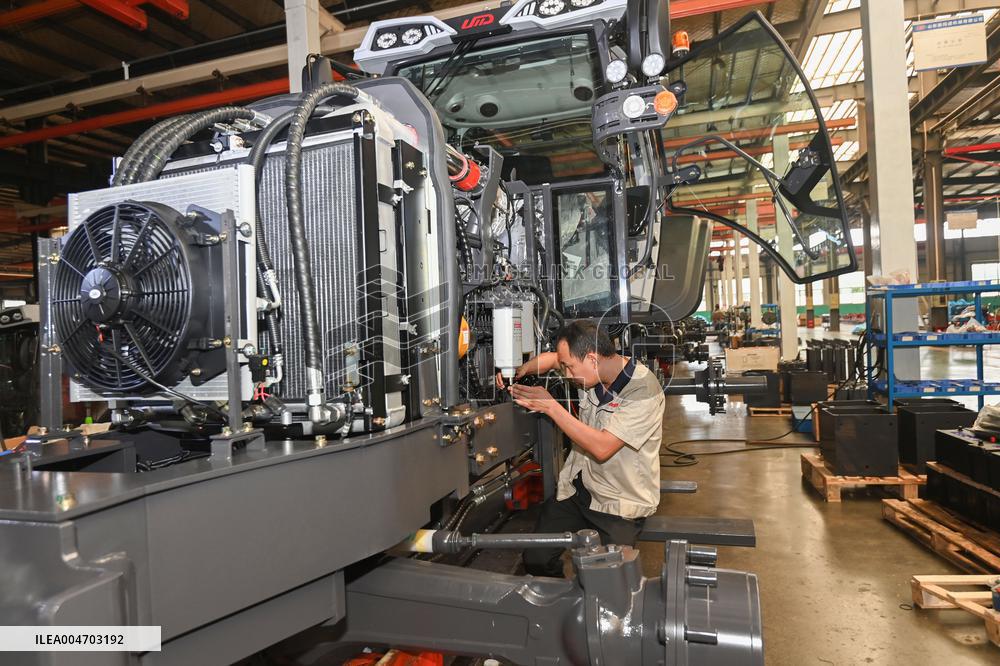 High-powered Tractor Assembles in Qingzhou