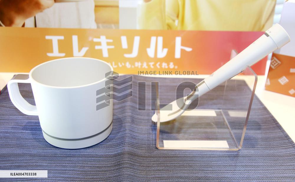 Cup and spoon to enhance salty taste