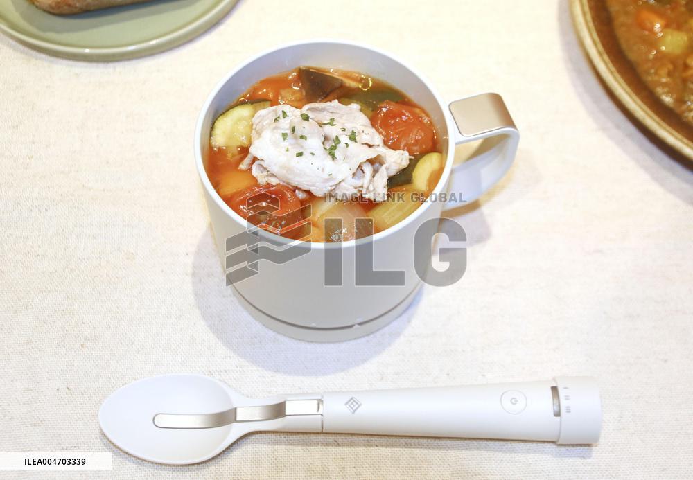 Cup and spoon to enhance salty taste