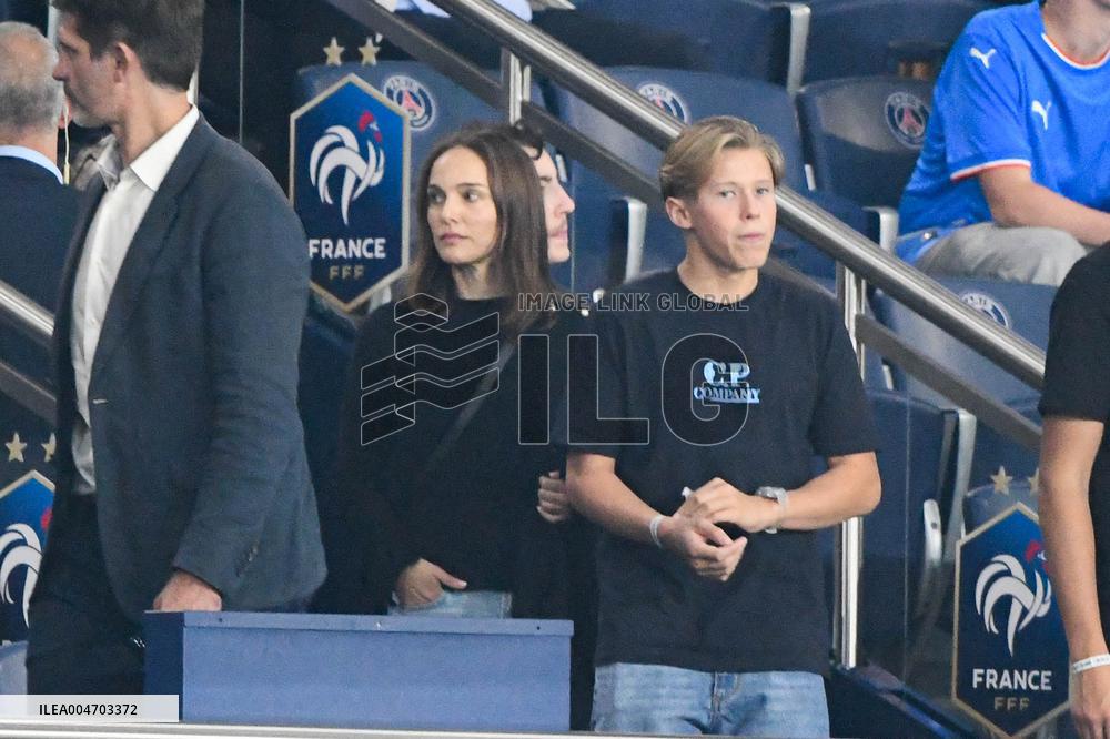 Natalie Portman At France And Iceland - Paris