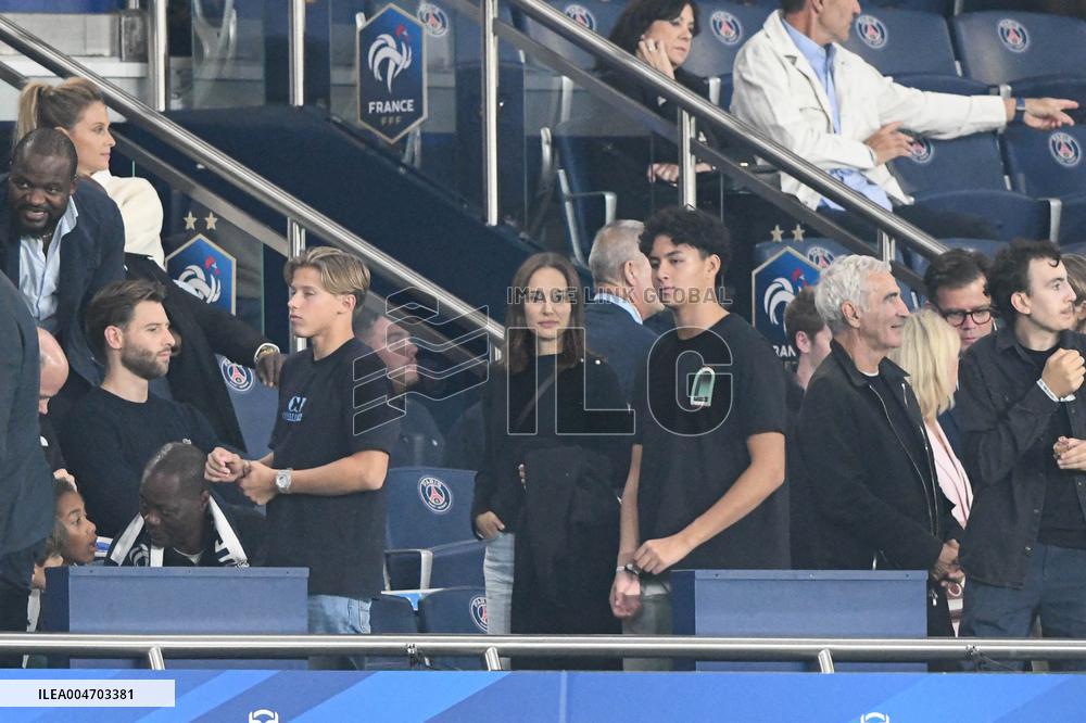 Natalie Portman At France And Iceland - Paris