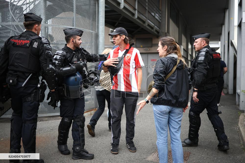 Bloquons-tout At Gare du Nord - Paris