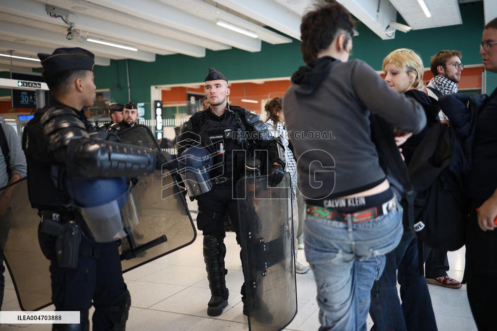 Bloquons-tout At Gare du Nord - Paris