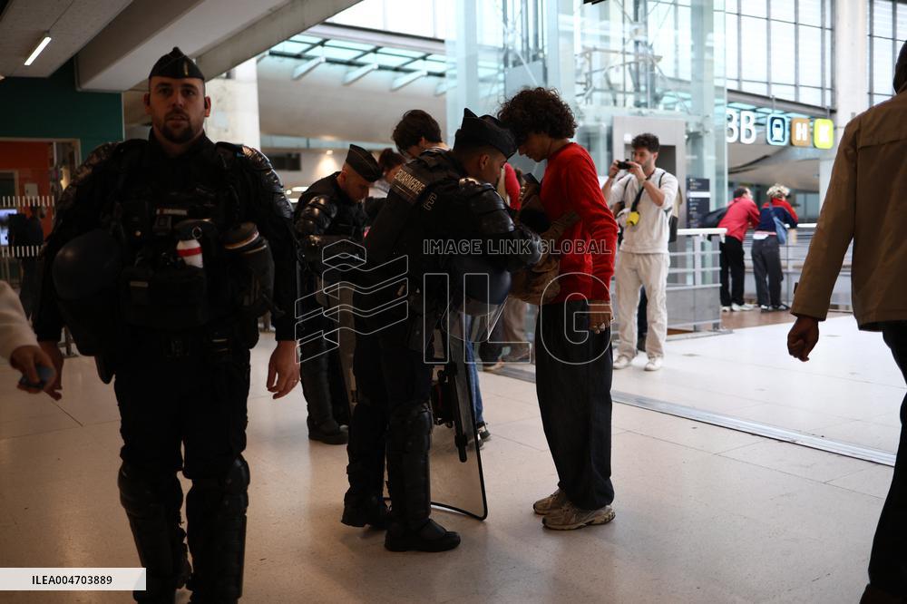 Bloquons-tout At Gare du Nord - Paris