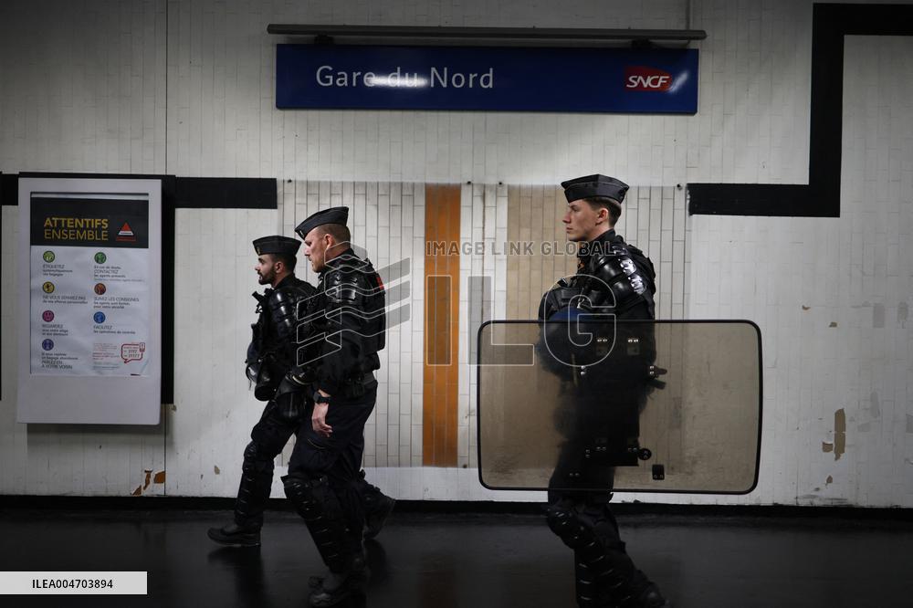 Bloquons-tout At Gare du Nord - Paris