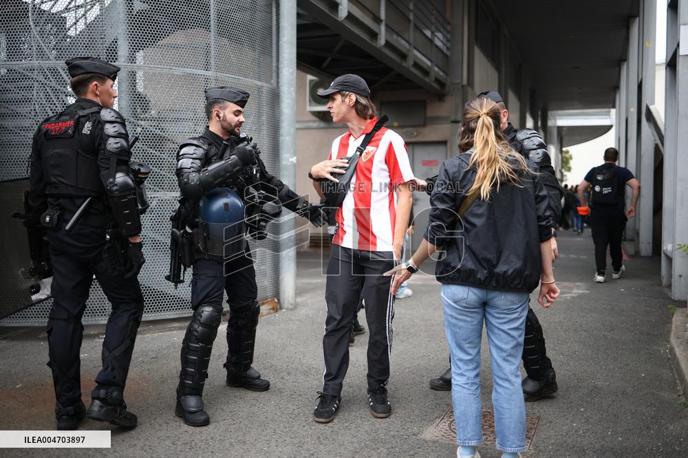 Bloquons-tout At Gare du Nord - Paris