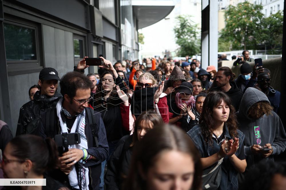 Bloquons-Tout At The Gare du Nord - Paris