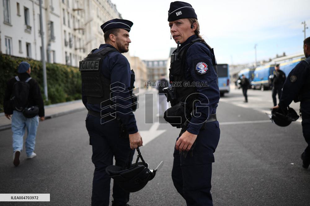 Bloquons-Tout At The Gare du Nord - Paris