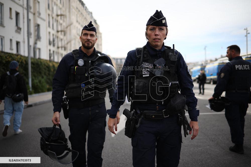 Bloquons-Tout At The Gare du Nord - Paris