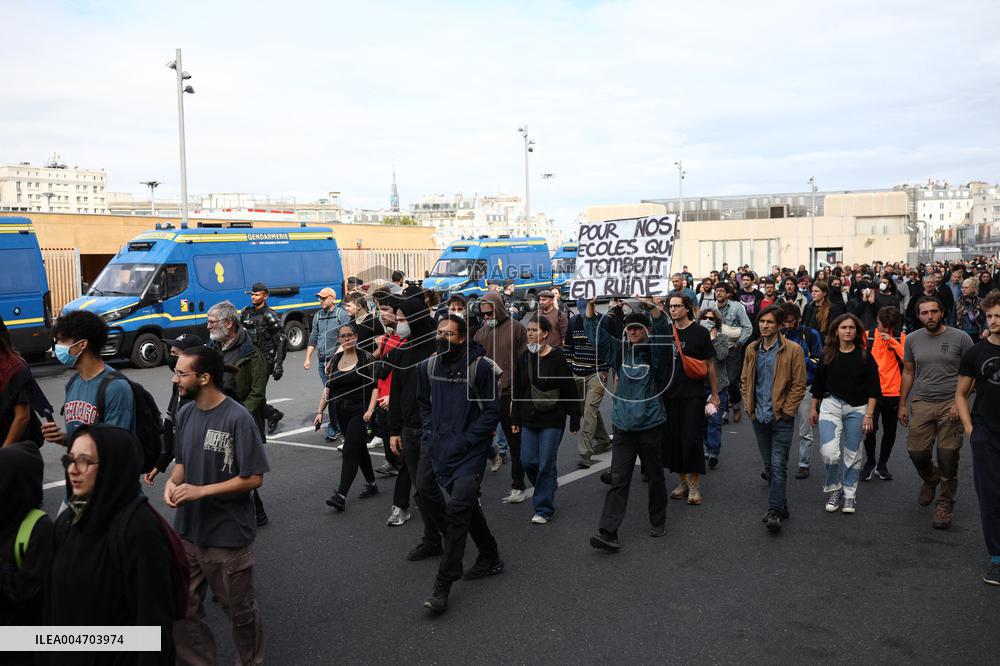 Bloquons-Tout At The Gare du Nord - Paris