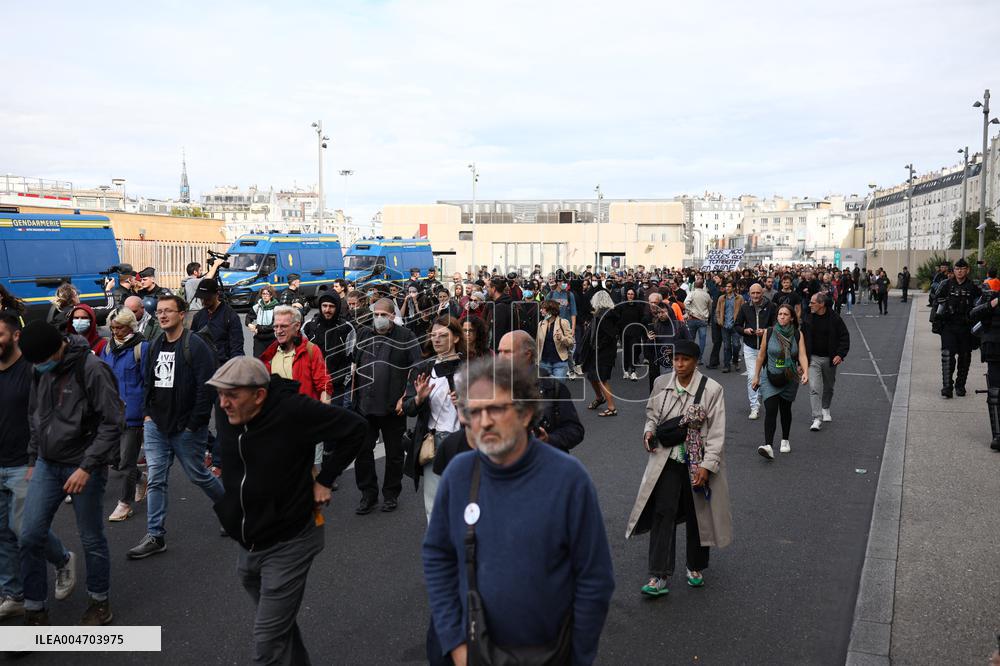 Bloquons-Tout At The Gare du Nord - Paris