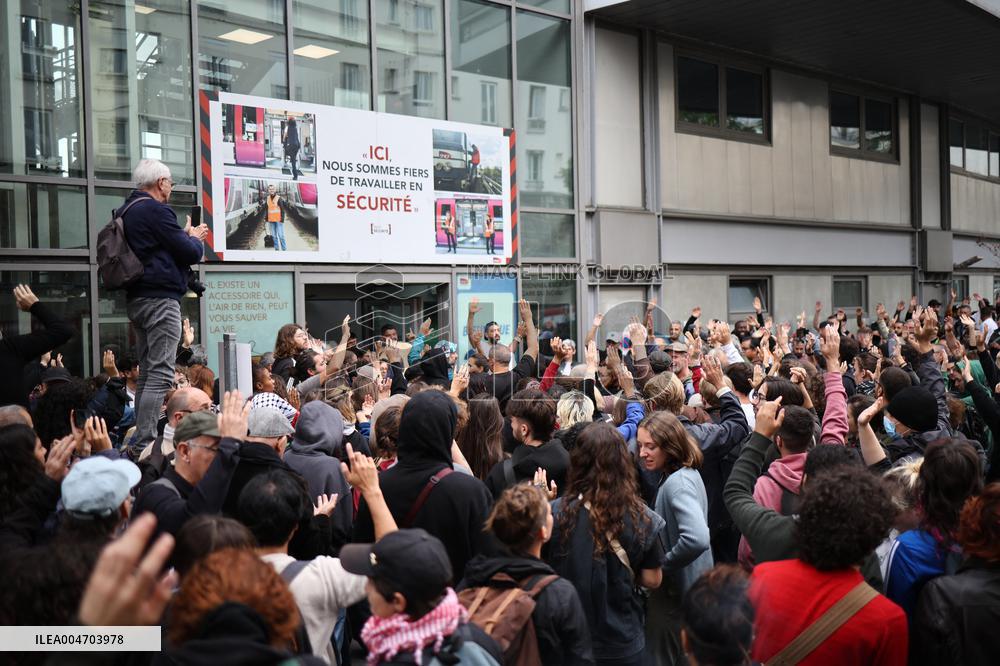 Bloquons-Tout At The Gare du Nord - Paris