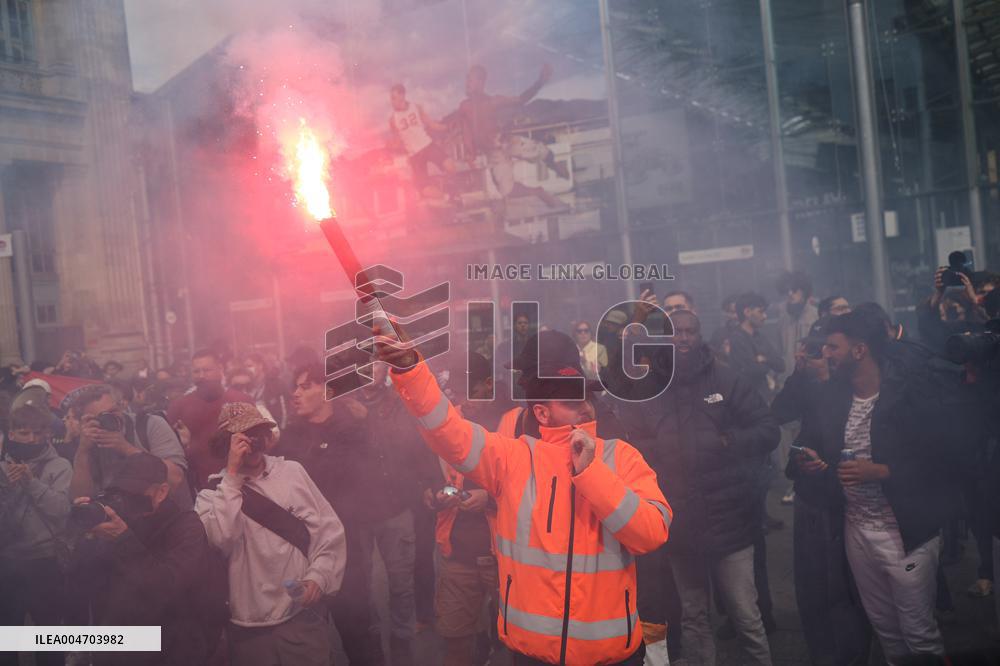 Bloquons-Tout At The Gare du Nord - Paris