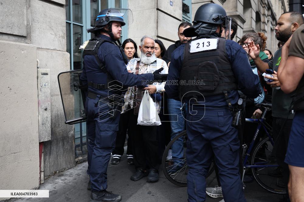 Bloquons-Tout At The Gare du Nord - Paris