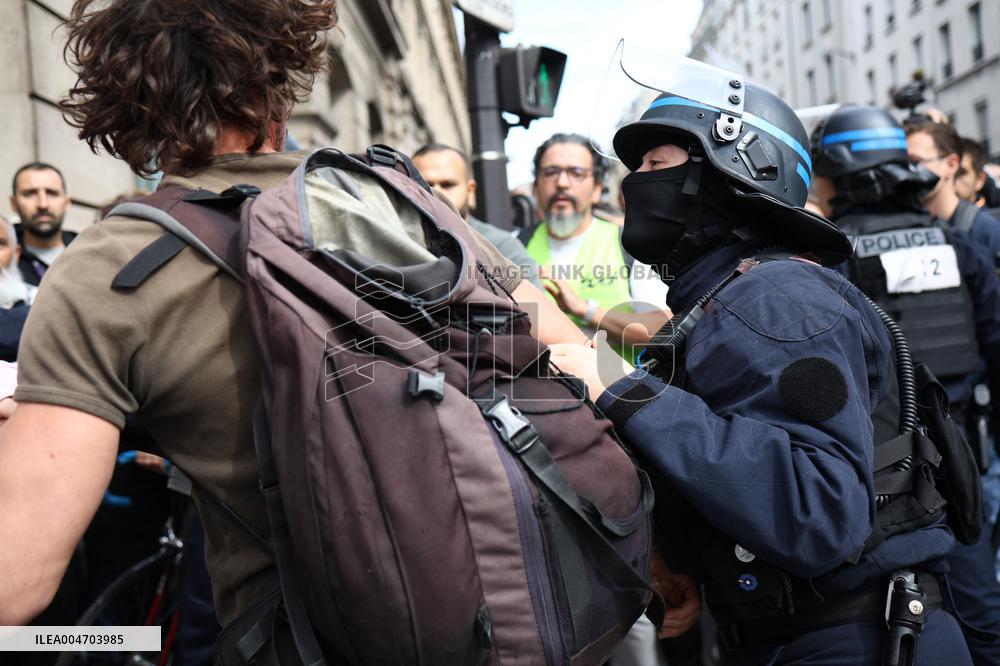 Bloquons-Tout At The Gare du Nord - Paris