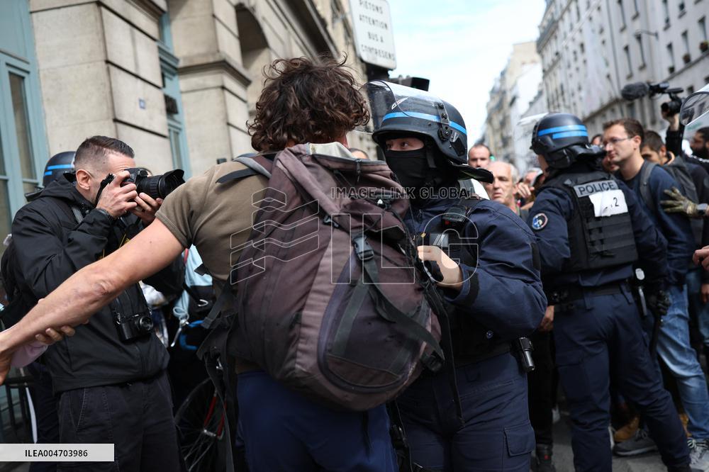 Bloquons-Tout At The Gare du Nord - Paris