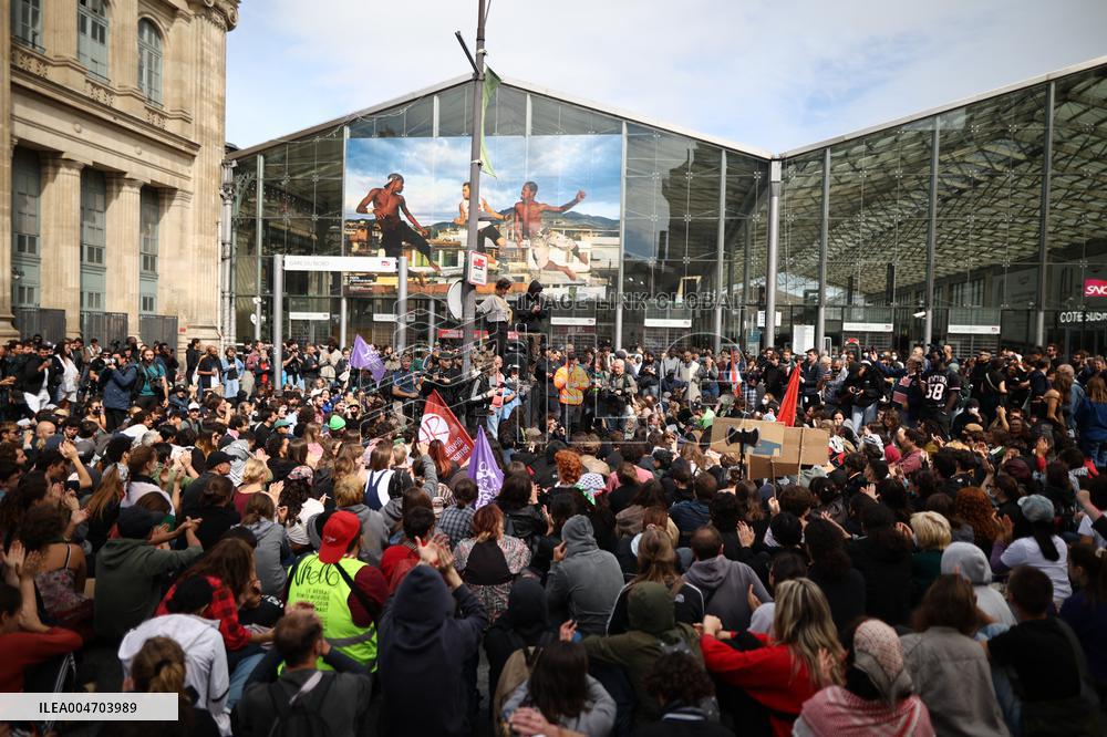 Bloquons-Tout At The Gare du Nord - Paris