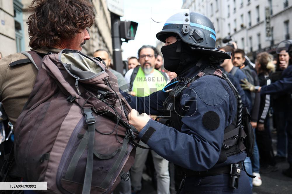 Bloquons-Tout At The Gare du Nord - Paris
