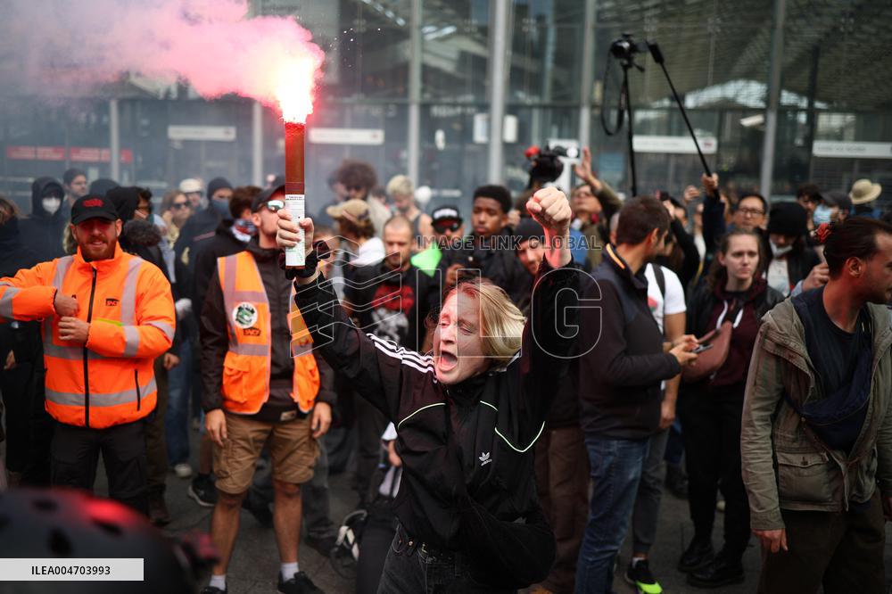 Bloquons-Tout At The Gare du Nord - Paris