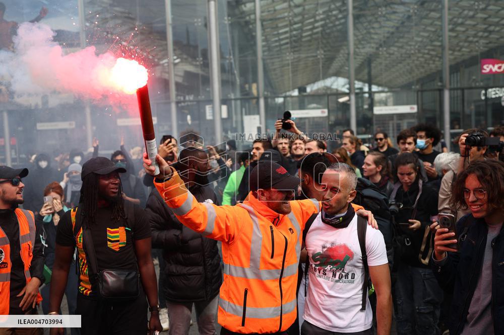 Bloquons-Tout At The Gare du Nord - Paris