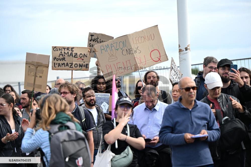 Bloquons Tout - Strike action at the Amazon Warehouse - Bretigny-Sur-Orge