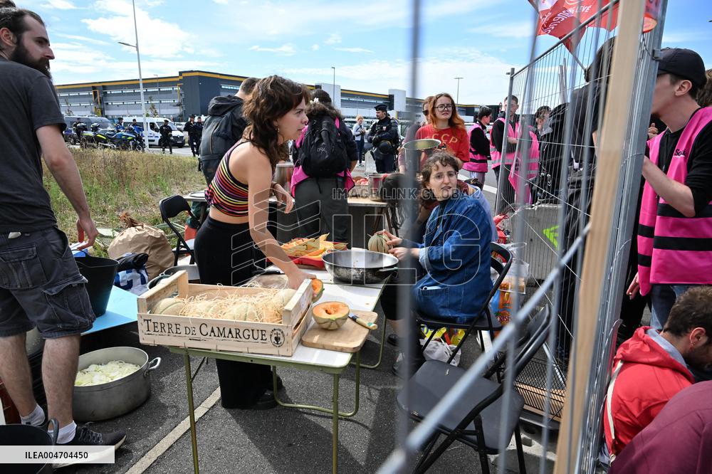 Bloquons Tout - Strike action at the Amazon Warehouse - Bretigny-Sur-Orge