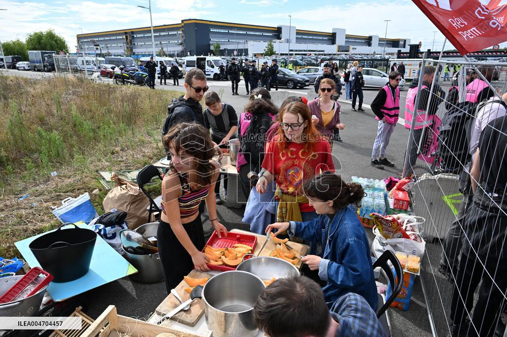 Bloquons Tout - Strike action at the Amazon Warehouse - Bretigny-Sur-Orge