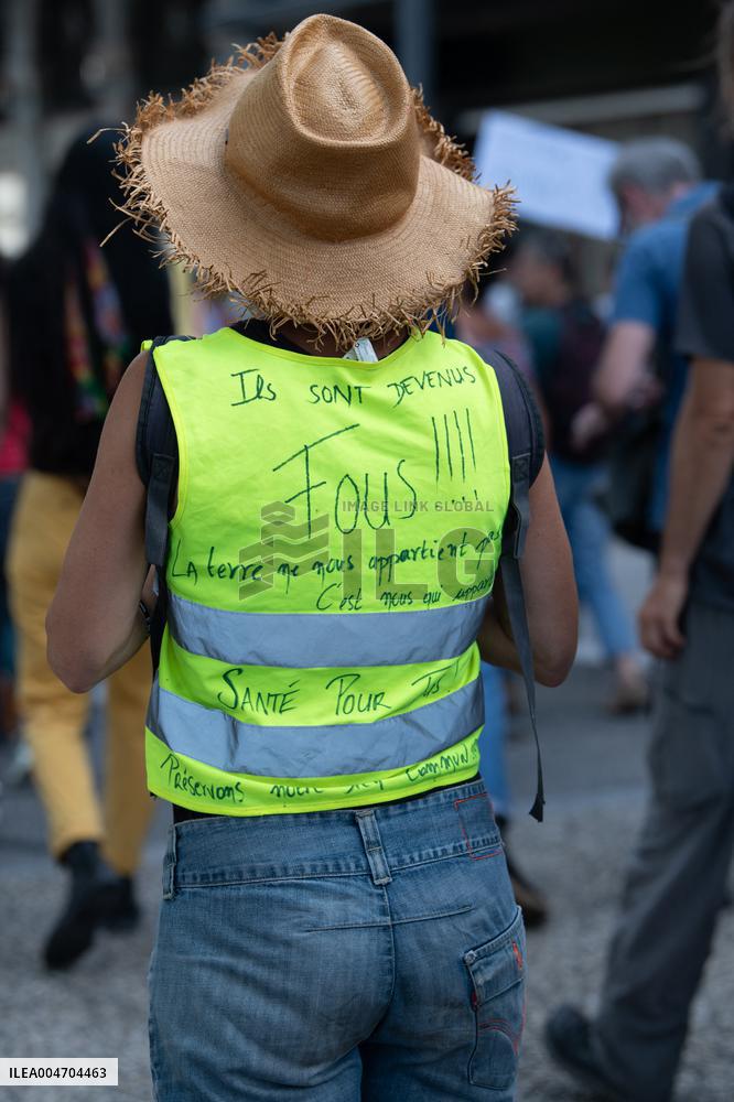 Bloquons-tout At Valence France