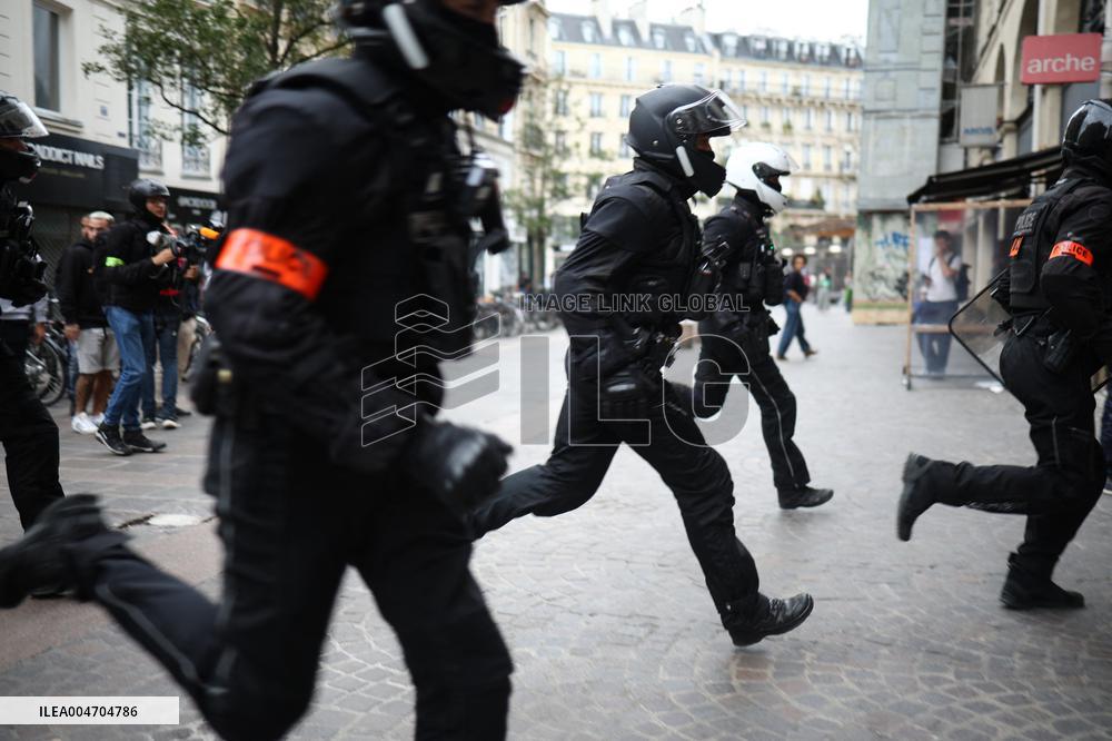 Bloquons-tout At Chatelet - Paris