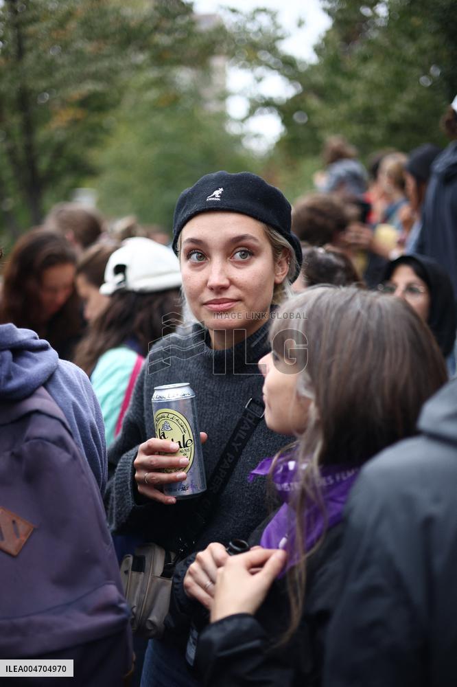 Bloquons-tout At Place des Fetes - Paris