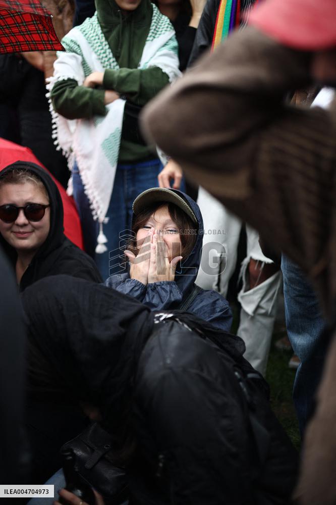 Bloquons-tout At Place des Fetes - Paris