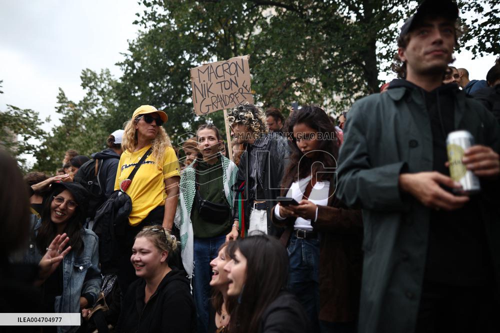 Bloquons-tout At Place des Fetes - Paris