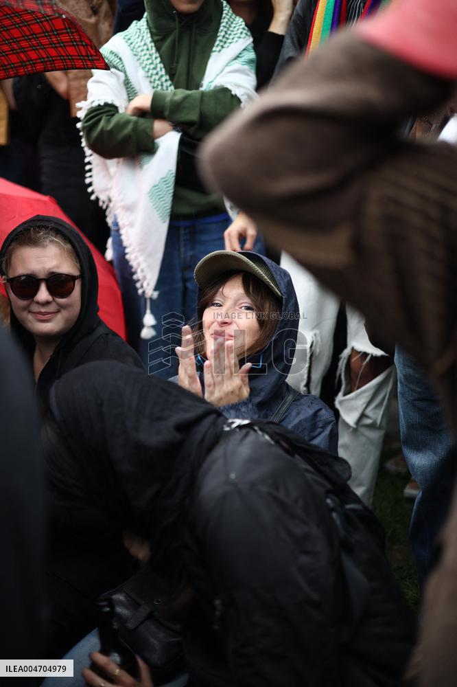 Bloquons-tout At Place des Fetes - Paris