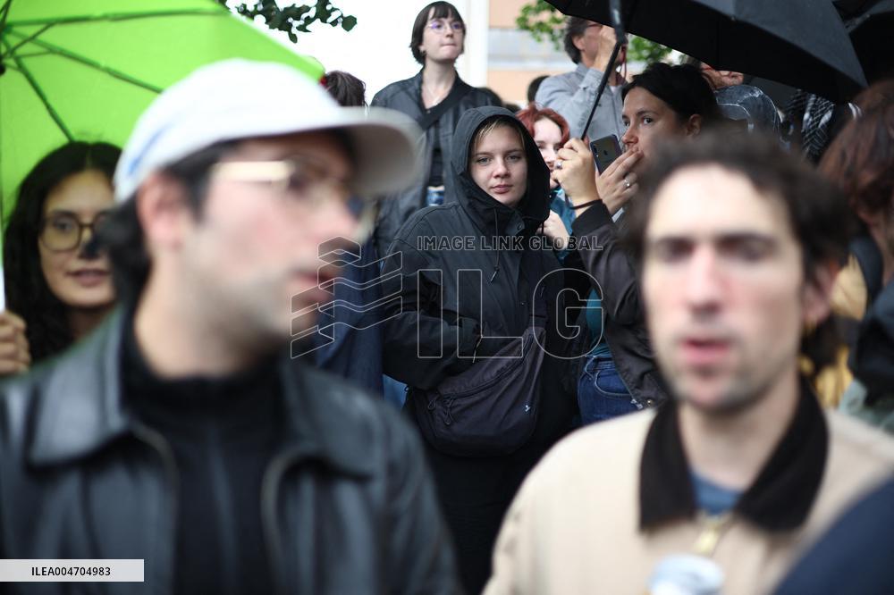 Bloquons-tout At Place des Fetes - Paris