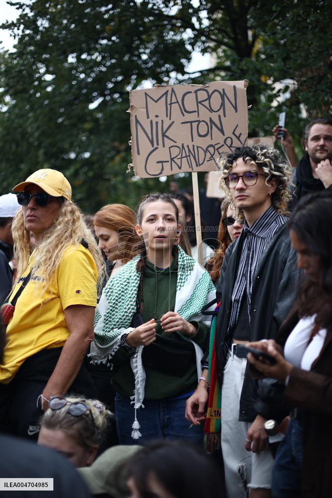 Bloquons-tout At Place des Fetes - Paris
