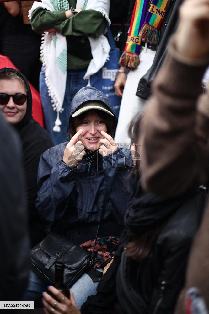 Bloquons-tout At Place des Fetes - Paris