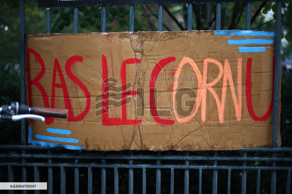 Bloquons-tout At Place des Fetes - Paris