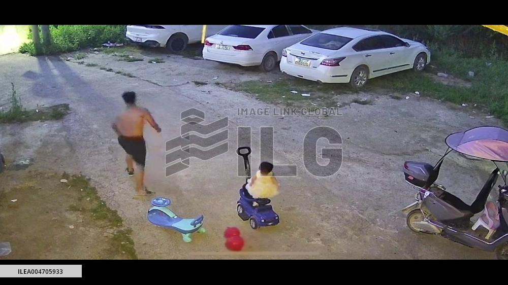 China: Father Saves Toddler From Fall in Anshun, Guizhou