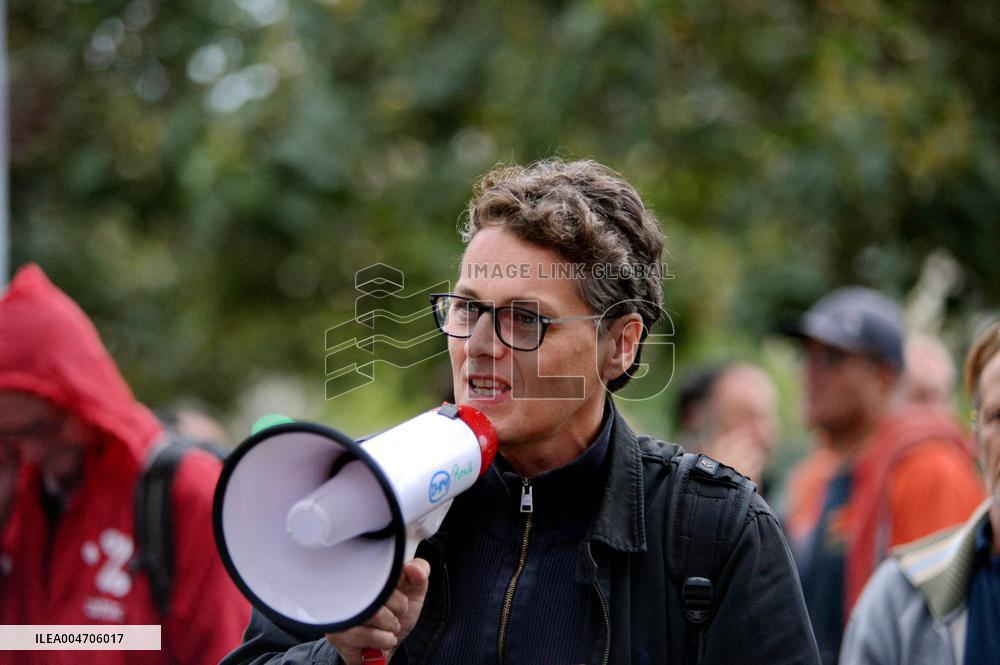 Bloquons Tout At Place d'Italie - Paris