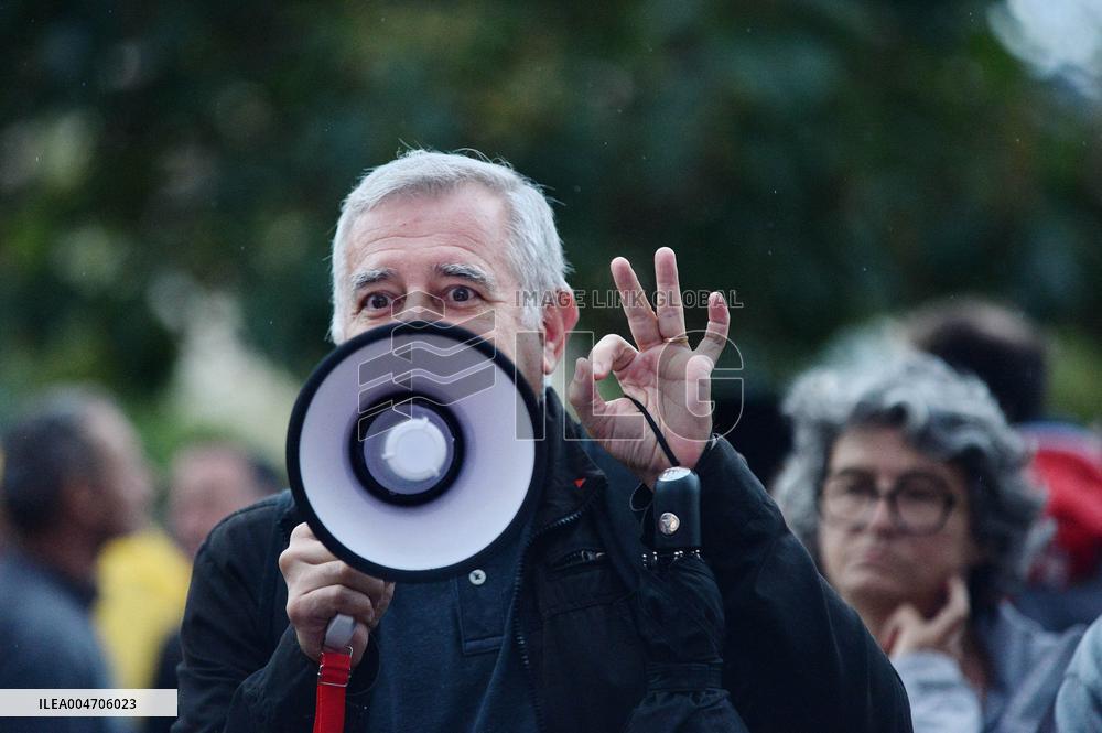 Bloquons Tout At Place d'Italie - Paris