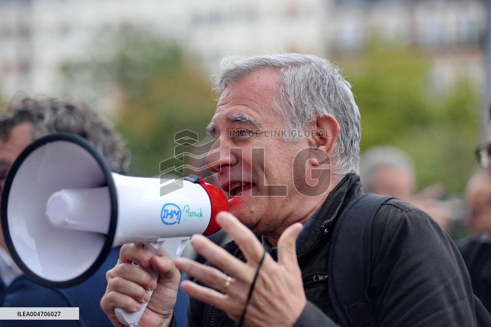 Bloquons Tout At Place d'Italie - Paris