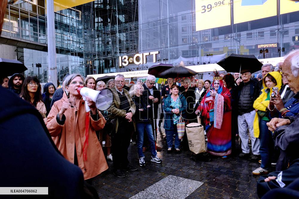 Bloquons Tout At Place d'Italie - Paris