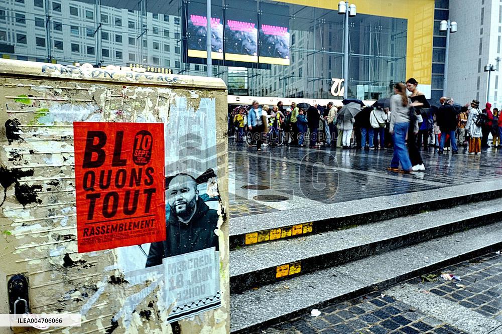 Bloquons Tout At Place d'Italie - Paris